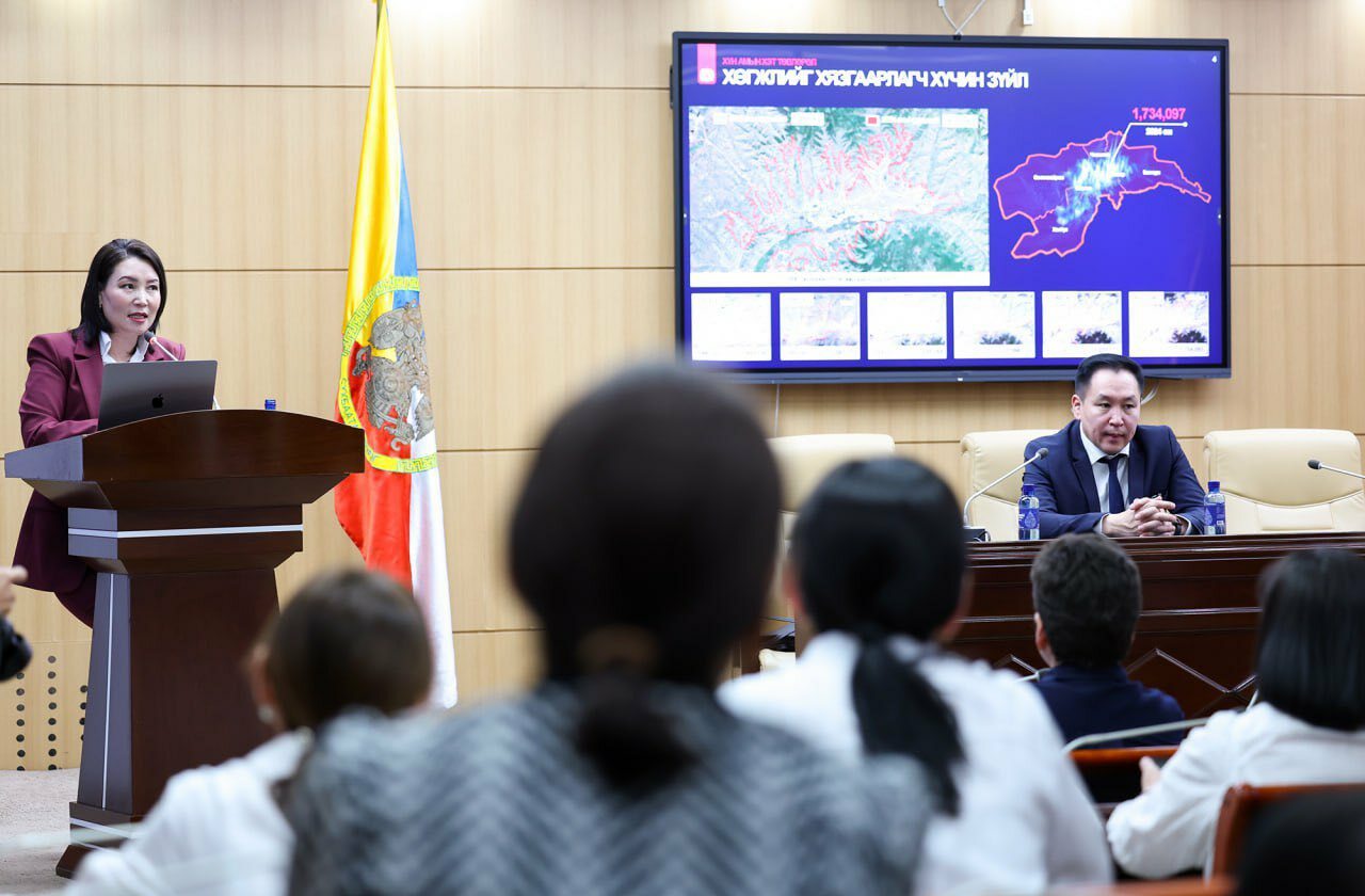 ᠤᠯᠠᠭᠠᠨᠪᠠᠭᠠᠲᠤᠷ ᠬᠣᠲᠠ ᠒᠐᠔᠐ ᠬᠦᢉᠵᠢᠯ  ᠦᠨ ᠶᠡᠷᠦᠩᠡᠬᠡᠢ ᠲᠥᠯᠦᠪᠯᠡᢉᠭ ᠶ᠋ᠢ ᠴᠢᠩᢉᠡᠯᠲᠡᠢ᠂ ᠰᠦᠬᠡᠪᠠᠭᠠᠲᠤᠷ ᠳᠡᢉᠦᠷᠭᠡ ᠶ᠋ᠢᠨ ᠵᠢᠳᠲᠦ-ᠶᠤᠨ ᠠᠯᠪᠠ ᠬᠠᠭᠠᠭᠴᠢᠳ ᠲᠤ ᠲᠠᠨᠢᠯᠴᠠᠭᠤᠯᠤᠯ᠎ᠠ