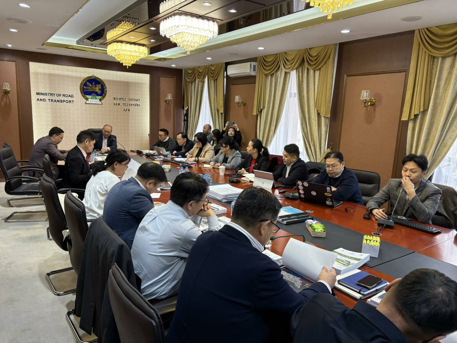 《ᠤᠯᠠᠭᠠᠨᠪᠠᠭᠠᠲᠤᠷ ᠲᠷᠠᠮ》 ᠲᠥᠰᠦᠯ  ᠦᠨ I᠂ᠹ᠂ II ᠱᠤᠭᠤᠮ  ᠦᠨ ᠲᠡᠵᠦᢉᠦᠦ-ᠡᠶᠢᢉ ᠬᠣᠯᠪᠤᠭᠳᠠᠬᠤ ᠶᠠᠮᠤᠨ ᠨᠤᠭᠤᠳ  ᠦᠨ ᠮᠡᠷᢉᠡᠵᠢᠯ  ᠦᠨ ᠵᠥᠪᠯᠡᠯ  ᠢᠶᠡᠷ ᠪᠠᠲᠤᠯᠠᠭᠤᠯᠤᠯ᠎ᠠ